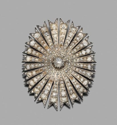 Pendentif 
en argent dessinant un motif rayonnant...