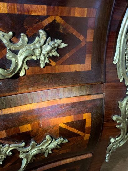 Commode dite tombeau 
en placage de bois...