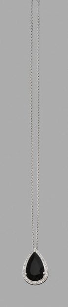 Pendentif 
en or gris 18K (750), serti d'un...