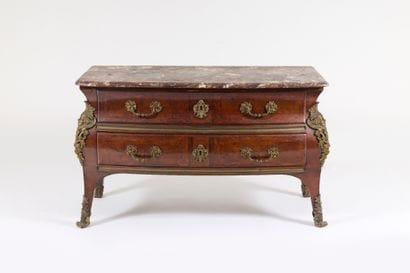 Commode 
de forme galbée en placage de bois...