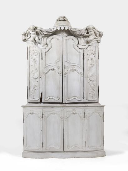 Rare meuble à deux corps 
de forme galbée,...