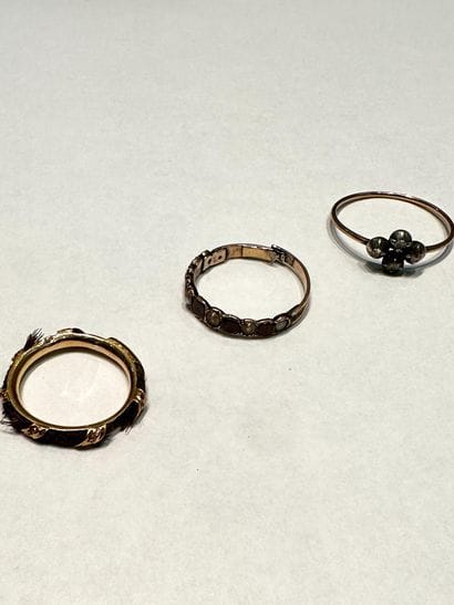 Lot de bagues : 
la première en or 18K (750)...