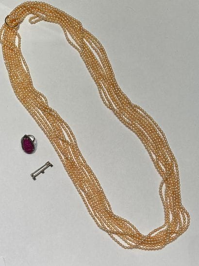 Collier 
de 8 rangs de perles de culture...
