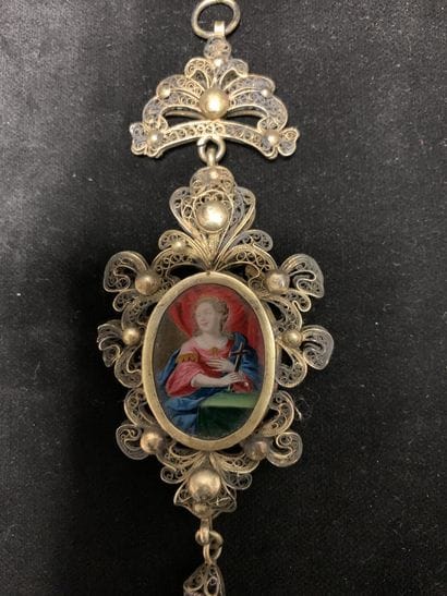 Deux éléments de châtelaine 
en argent et...