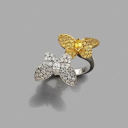 Bague 
en or gris 18K (750) dessinant 2 papillons,...