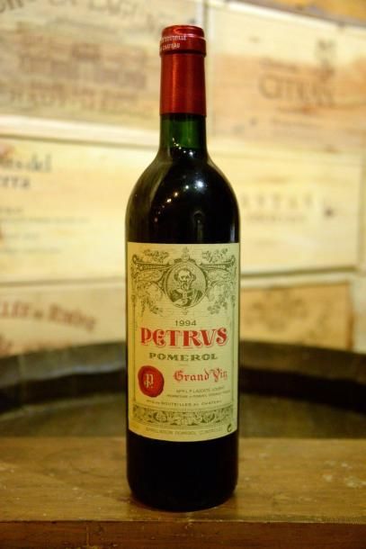 1 Bouteille Petrus 1994. Niveau bas goul...