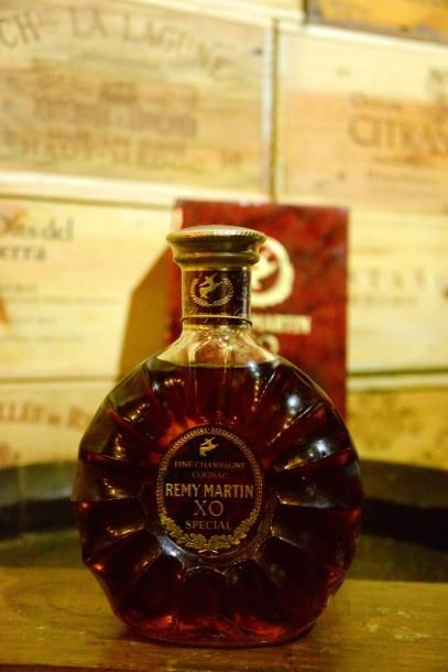 1 Bouteille Cognac Rémy Martin XO. Étui.