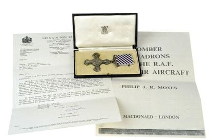 Médaille Distinguished Flying Cross dans...