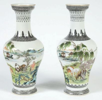 CHINE - XXe siècle

Paire de vases balustres...