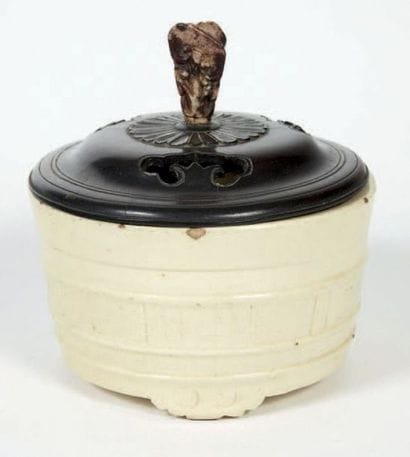 CHINE - Fin époque MING (1368 - 1644)

Brûle-parfum...