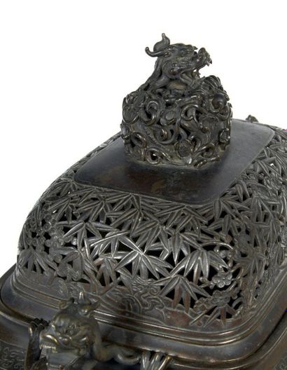 CHINE - Fin époque MING (1368 - 1644)

Brûle-parfum...
