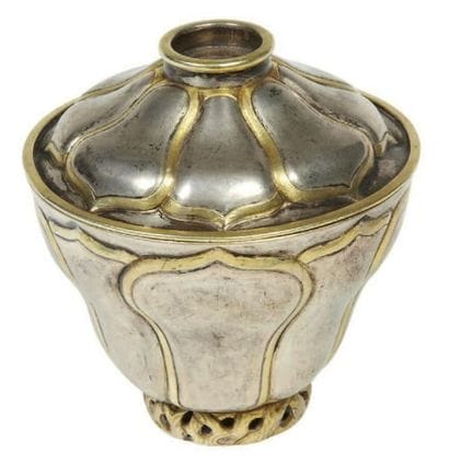 CHINE - Vers 1900

Petit bol couvert en argent...