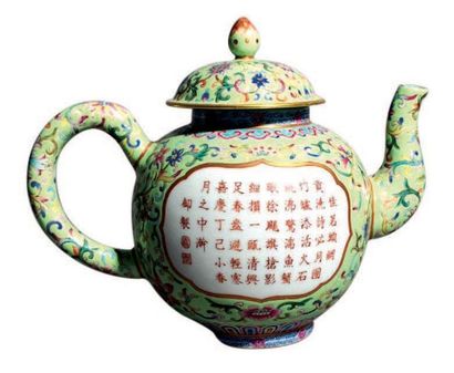 CHINE

Théière en porcelaine émaillée à fond...