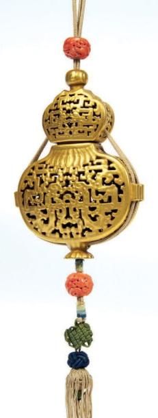 CHINE - XIXe

Pendentif en porcelaine ajourée...