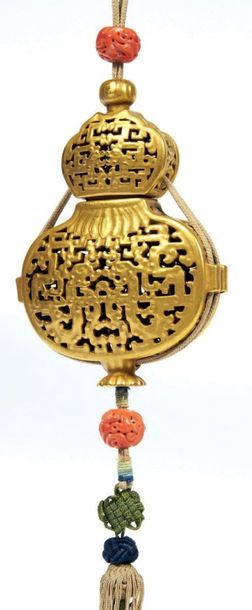 CHINE - XIXe

Pendentif en porcelaine ajourée...