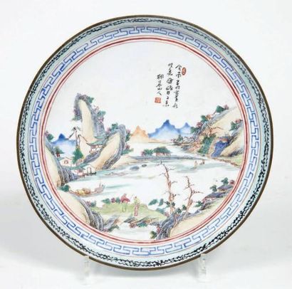 CHINE - XVIIIe siècle

Plat de forme ronde...