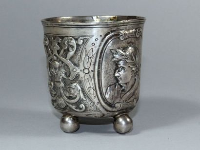 Timbale en argent repoussé de deux médaillons...