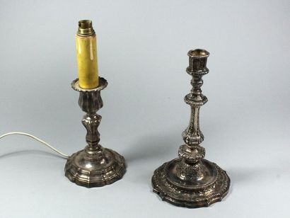 Deux flambeaux en bronze argenté ; l’un de...