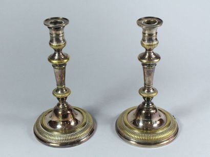 Paire de bougeoirs en bronze argenté à décor...