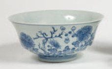 Bol en porcelaine à décor d'un bouquet fleuri...
