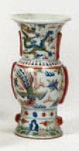 Vase archaïsant wucai à décor de phénix et...
