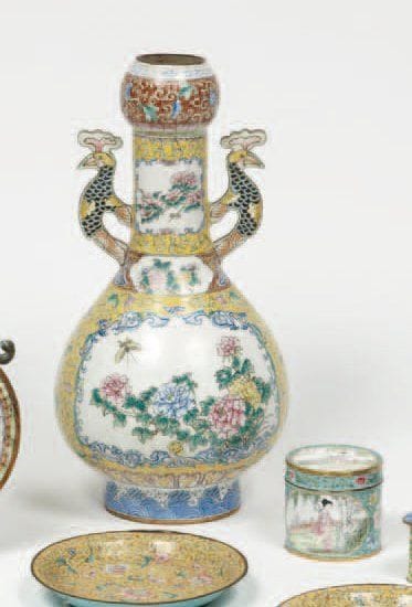 Vase et boîte en émaux de Canton et petit...