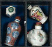 Lot de quatre tabatières en porcelaine polychrome...