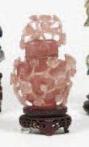 Vase sculpté en quartz rose à décor ajouré...