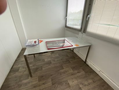 1 table dessus verre blanc,

1 paperboar...