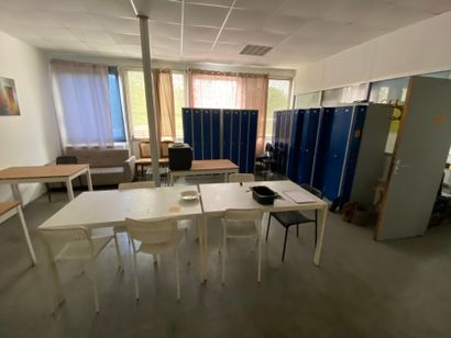 5 blocs vestiaires

6 tables

2 armoires

14...