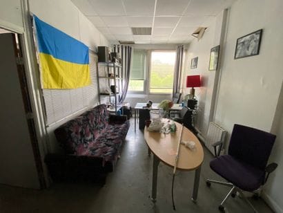 1 table dessus verre

1 table ovale

1 bureau

4...