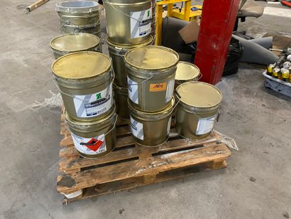 12 pots de peinture de sol 25 kg chaque