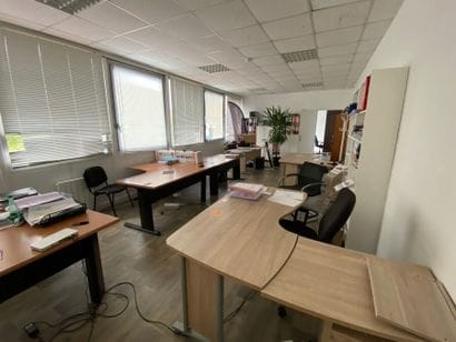 6 bureaux avec retour 

2 fauteuils de bureau

4...