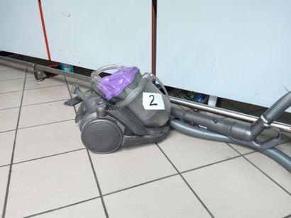 1 aspirateur DYSON