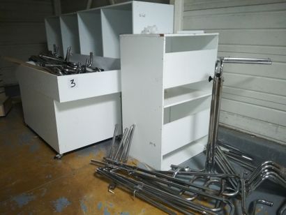 7 présentoirs mélaminé blanc 

4 portants...