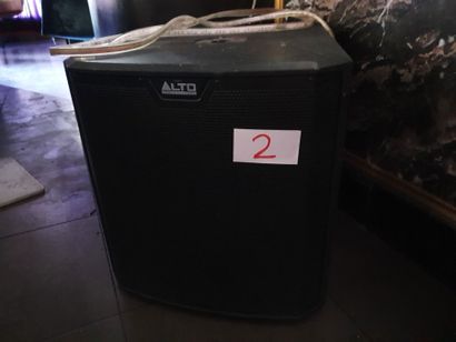 1 vidéoprojecteur

1 Caisson basse

4 Haut-parleurs...