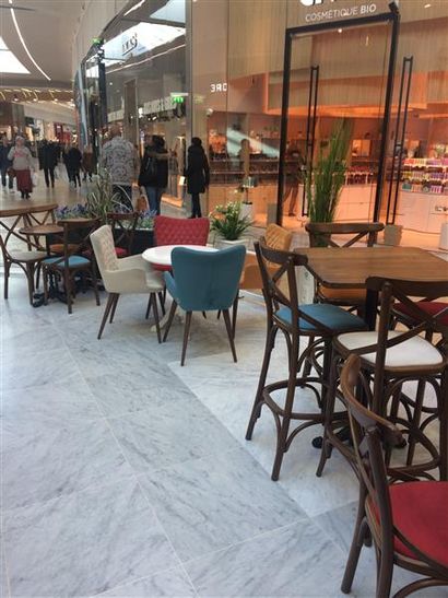 13 tables rondes en bois et piétement métallique...