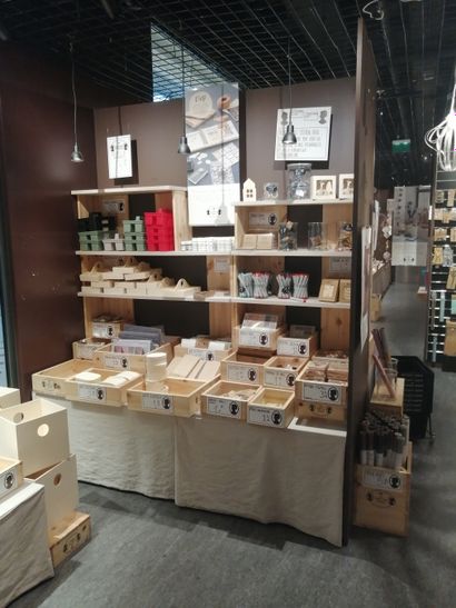 Stock de d'objets décoratifs et utilitaires...