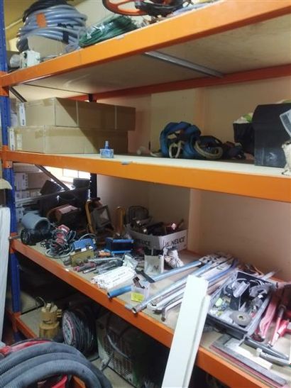 Stock de pièces détachées, quincaillerie,...