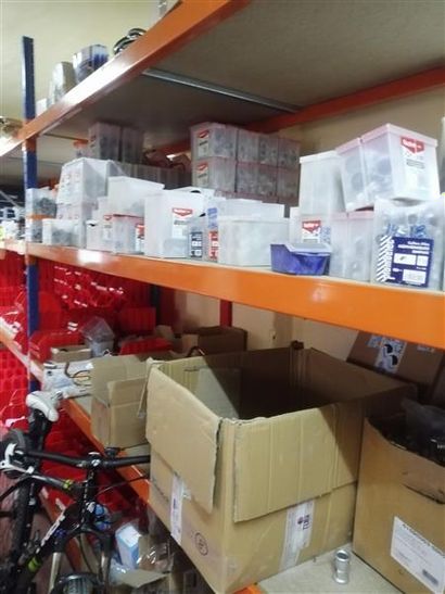 Stock de pièces détachées, quincaillerie,...