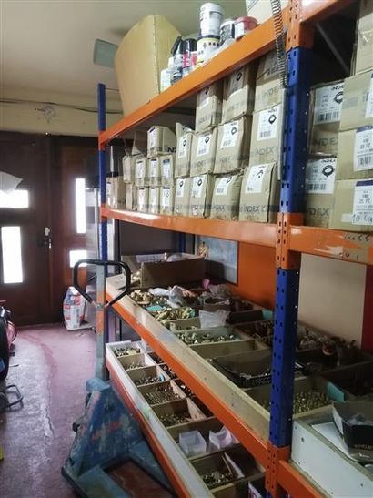 Stock de pièces détachées, quincaillerie,...