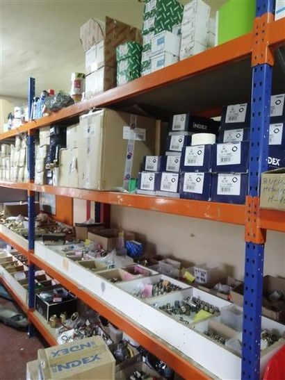 Stock de pièces détachées, quincaillerie,...