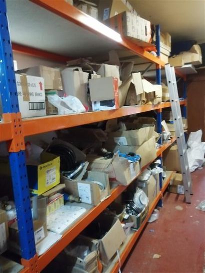 Stock de pièces détachées, quincaillerie,...
