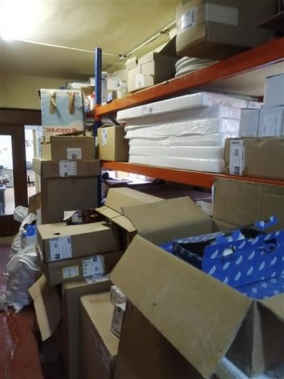 Stock de pièces détachées, quincaillerie,...