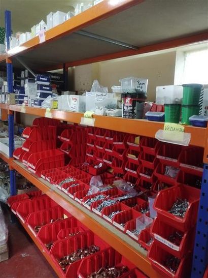 Stock de pièces détachées, quincaillerie,...