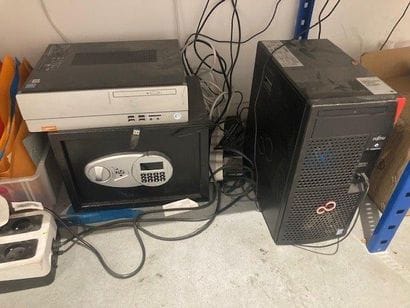 2 systèmes de caisse comprenant : 

- 1 écran...
