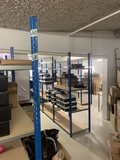 - (+/-) 3 mètres de tablette en bois stratifié...
