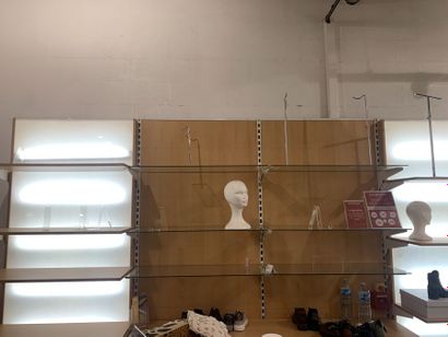 Agencement de magasin composé de :
- 1 comptoir...