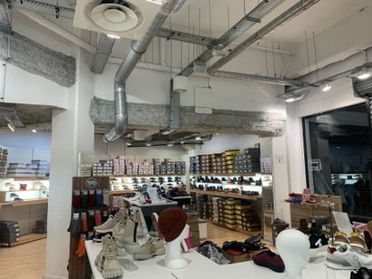 Agencement de magasin composé de :
- 1 comptoir...