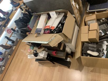 - (+/-) 500 produits d'entretien pour chaussures...